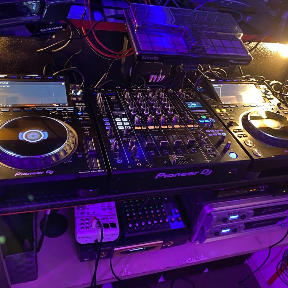 CLUB BAR B-rain 3